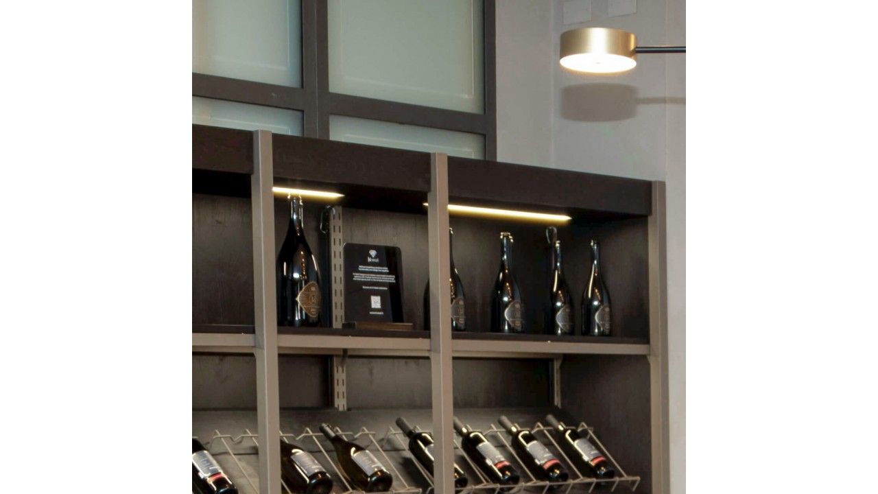Etagère de présentation bouteille pour aménagement de cave à vin professionnelle.