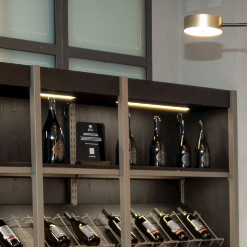 Etagère de présentation bouteille pour aménagement de cave à vin professionnelle.