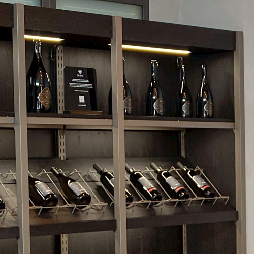 Ilot central centrale cave à vin en bois et métal. Ilot central professionnel pour exposition de bouteilles de vin.