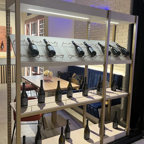Ilot central centrale cave à vin en bois et métal. Ilot central professionnel pour exposition de bouteilles de vin.