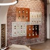 Présentoir mural pour bouteille de vin design et innovant en bois et métal. Agencement cave à vin.