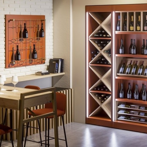 Présentoir mural pour bouteille de vin design et innovant en bois et métal. Agencement cave à vin.