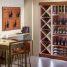 Présentoir mural pour bouteille de vin design et innovant en bois et métal. Agencement cave à vin.