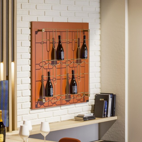 Présentoir mural pour bouteille de vin design et innovant en bois et métal. Agencement cave à vin.